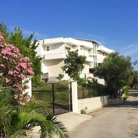 Qerana's Rooms: Corner Of Nature Golem (Tirana)