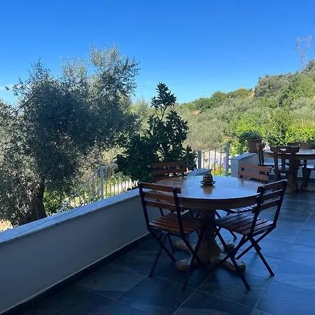 Qerana's Rooms: Corner Of Nature Hotell Golem (Tirana)