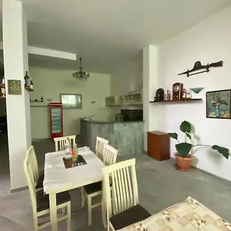 Qerana's Rooms: Corner Of Nature Hotel