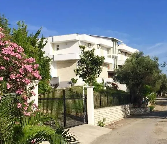 Qerana's Rooms: Corner Of Nature Golem (Tirana)